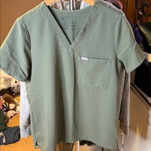 Figs Women's Catarina one pocket scrub top MOSS